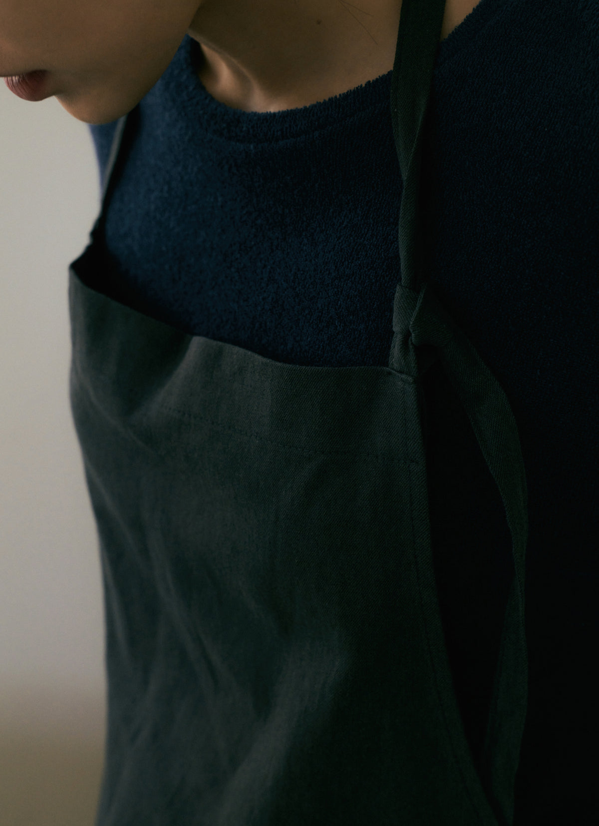 LONG APRON