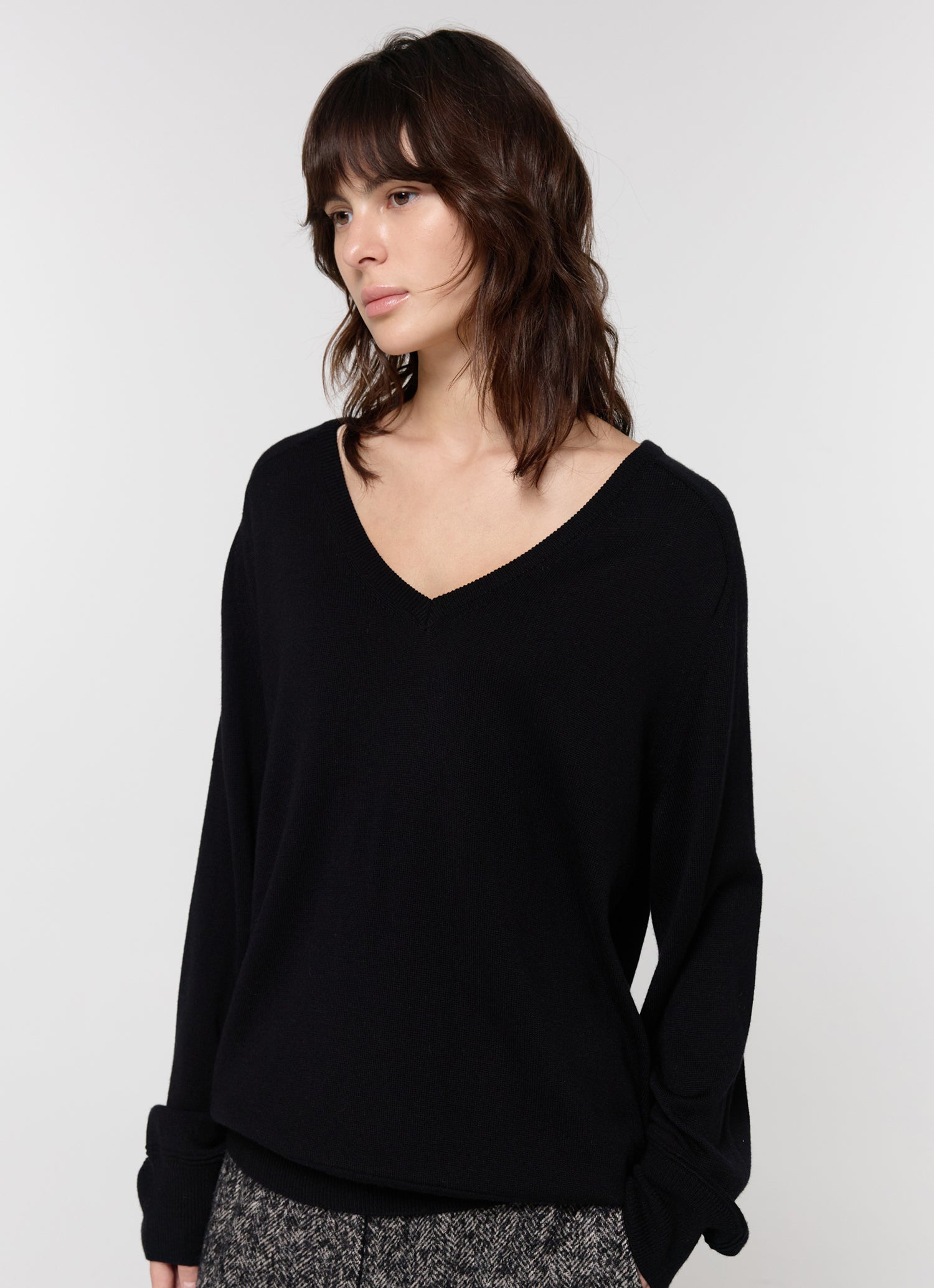 LOOSE V-NECK KNIT
