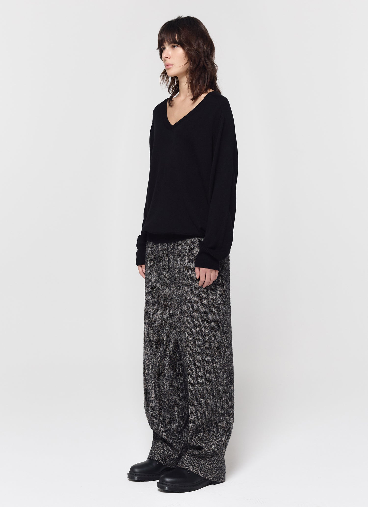 LOOSE V-NECK KNIT