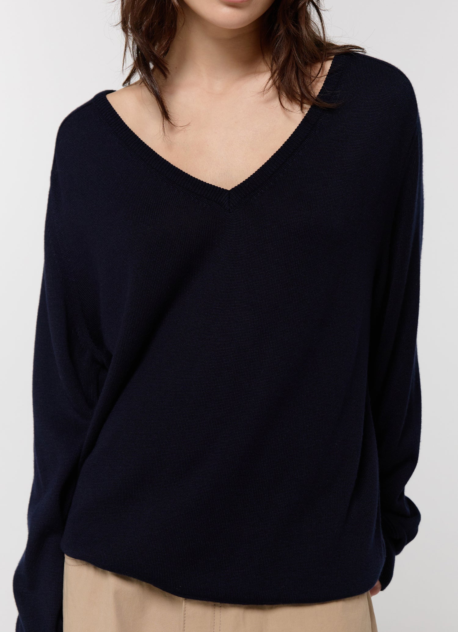 LOOSE V-NECK KNIT