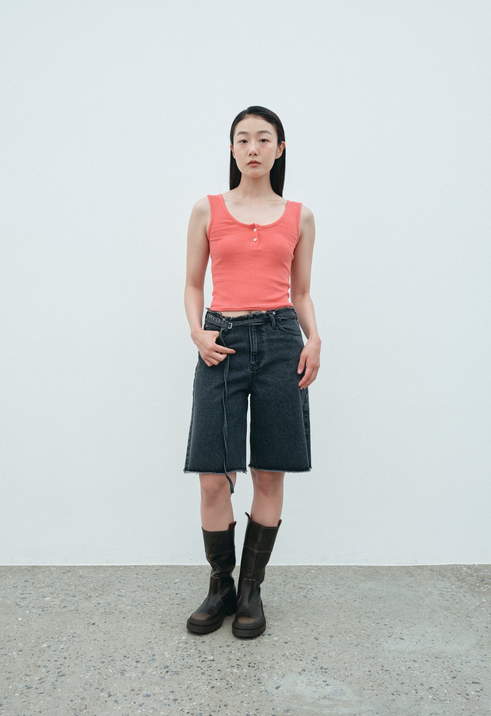 左肩に穴あき箇所があります、写真をご確認ください。LGBタンクトップsize0 BUTTON TANK TOP