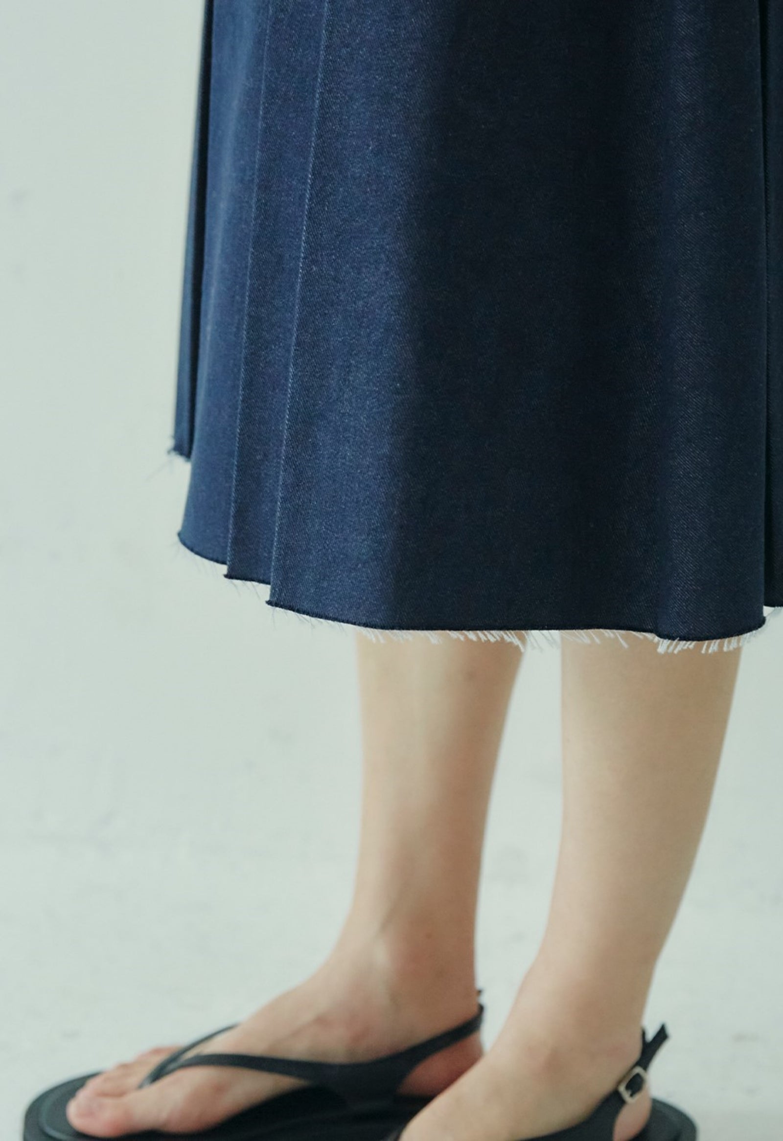 RAW CUT MIDI PLEATS SKIRT