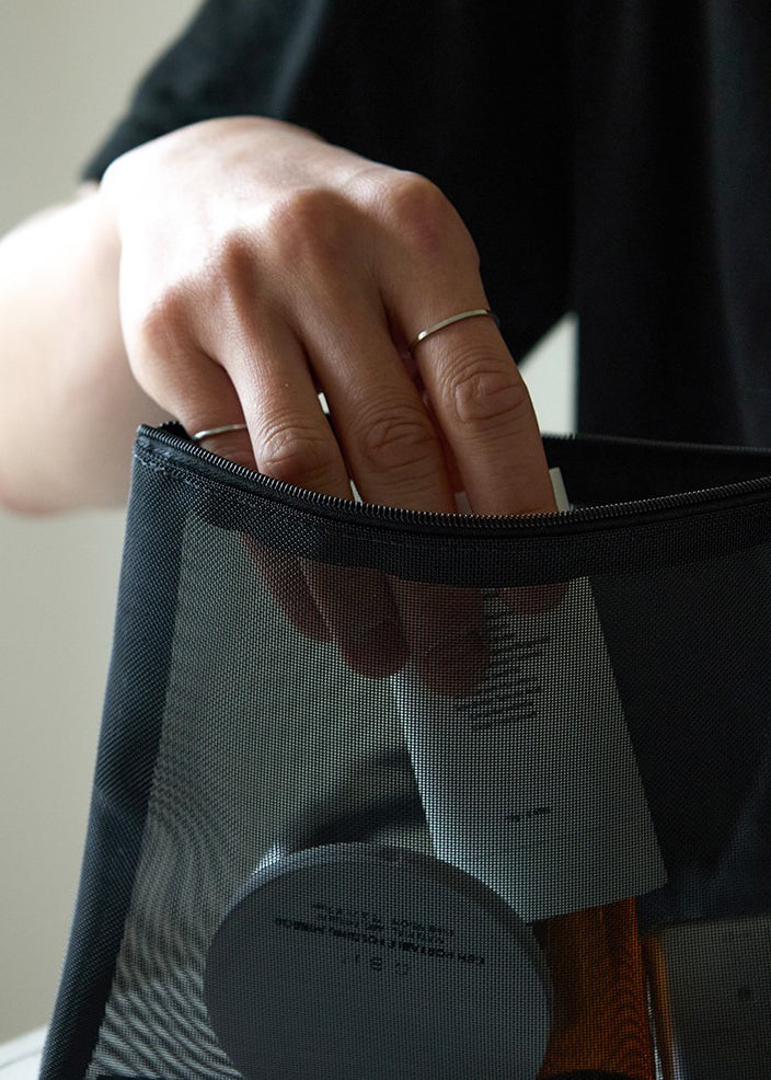 MONO MESH POUCH