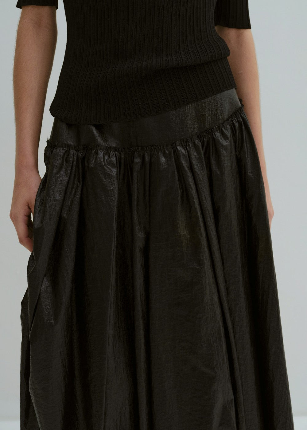 upload_20240925__APA3SK010BKS_06_unbalance Puckering skirt-black_7.jpg