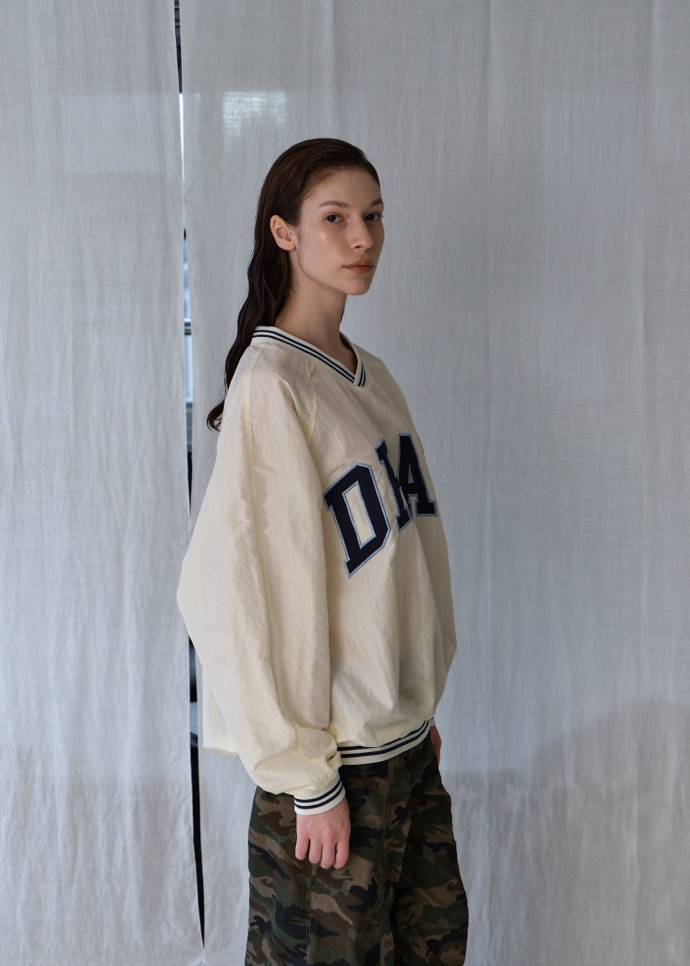 upload_20240925__APA3TP020NYFF_06_Draw anorak V-neck top-ivory_7.jpg