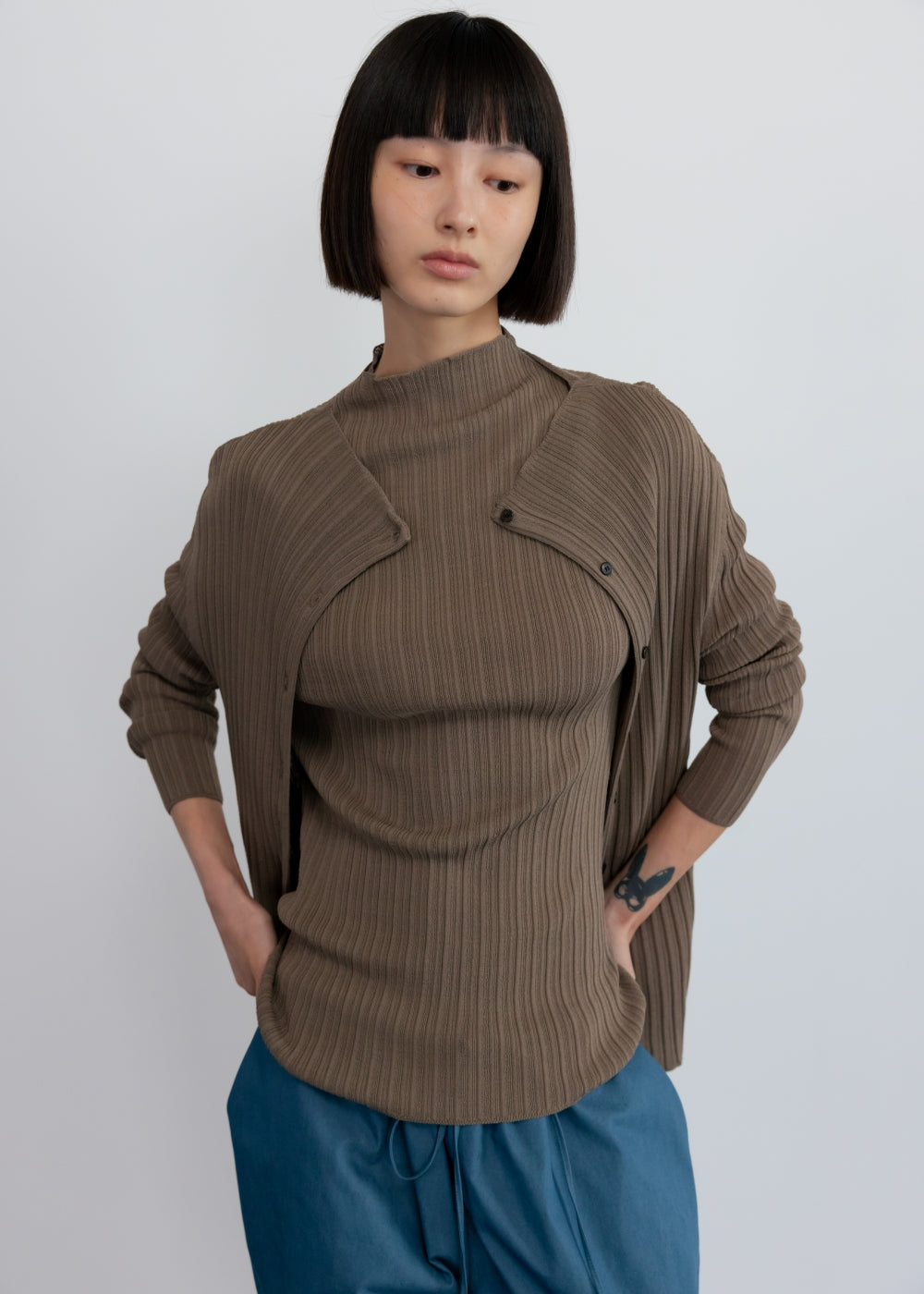 upload_20250124_APA3TP010CCFF_06_완_SLIM PLEATS TOP_COCOA_1.jpg